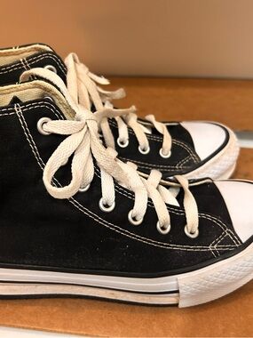 Converse Big Kids' Size 2Y Classic High-Top Sneakers in Black